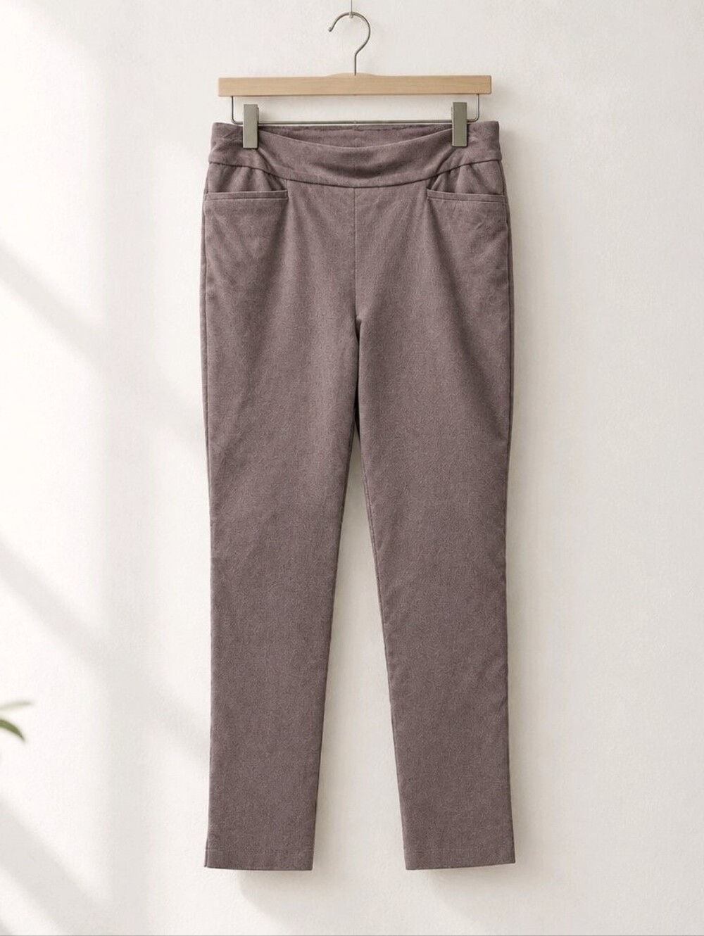 Chico's Slim Pull-On Pants in Taupe Sz 0.5 / 6